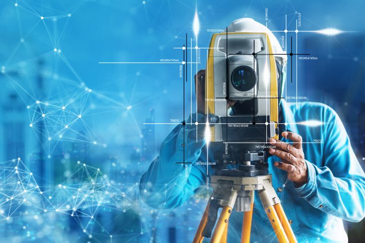 Professionnel utilisant équipement topographique avec technologie numérique